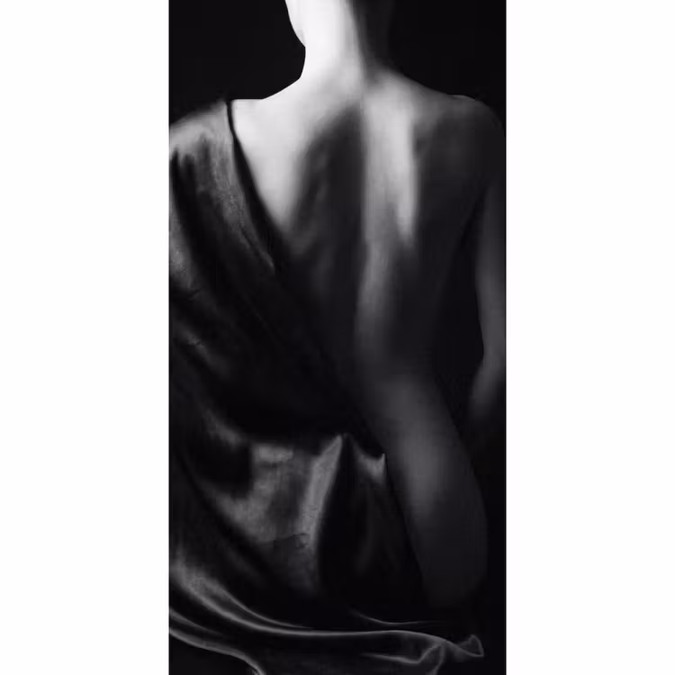 Schouder - Zijde - Rug - Zwart - Wit - Elegant Behang Vlies klein -3d_website