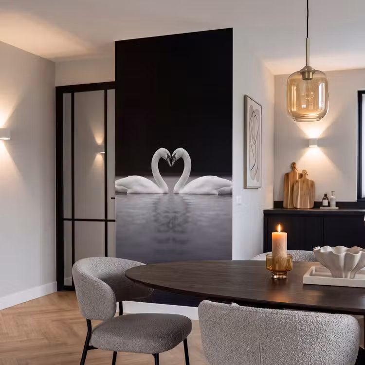 Zwanen - Hart - Zwart - Wit Behang Vlies klein -sfeer3