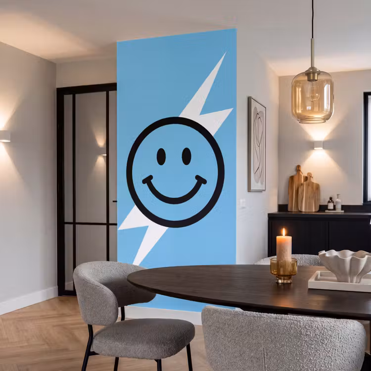 Smiley - Blauw - Bliksem Behang Vlies klein -sfeer3