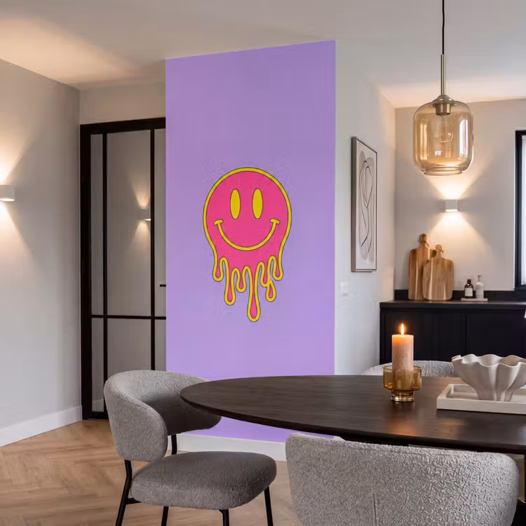 Smiley - Drip - Neon Behang Vlies klein -sfeer3