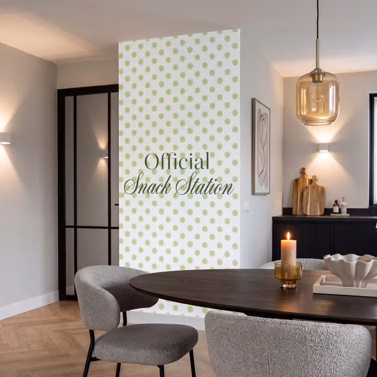 Snack Station - Groen - Stippen Behang Vlies klein -sfeer3