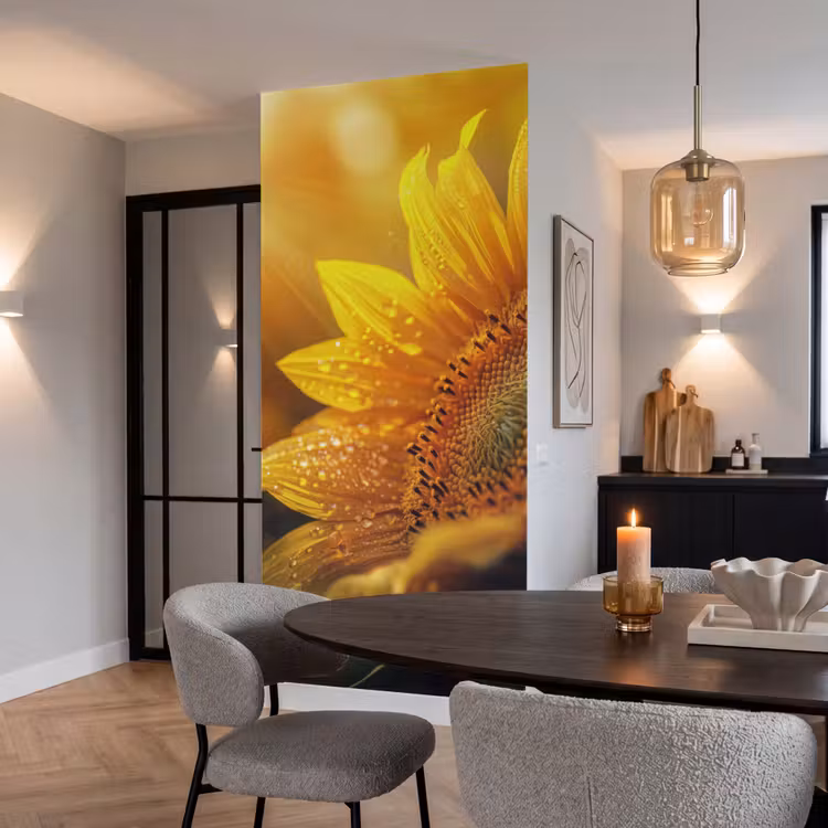 Zonnebloem - Dauwdruppels - Geel - Zonlicht Behang Vlies klein -sfeer3
