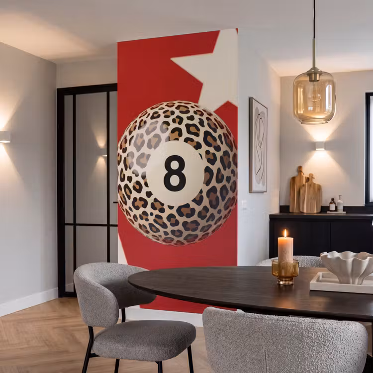 Spel - Dierenprint - Nummer 8 - Modern - Rood Behang Vlies klein -sfeer3