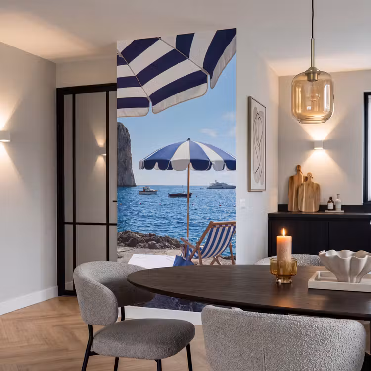 Strand - Ligstoel - Parasol - Zomer - Blauw Behang Vlies klein -sfeer3