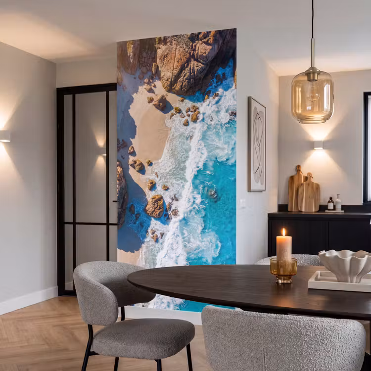 Strand - Zee - Rotsen - Natuur - Blauw Behang Vlies klein -sfeer3