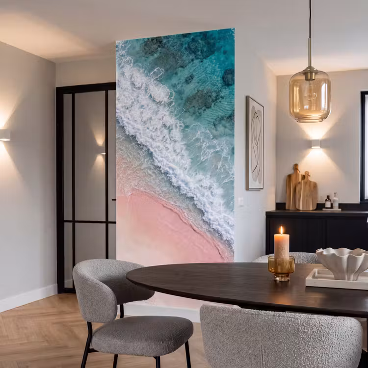 Strand - Oceaan - Golven - Roze Zand - Natuur Behang Vlies klein -sfeer3