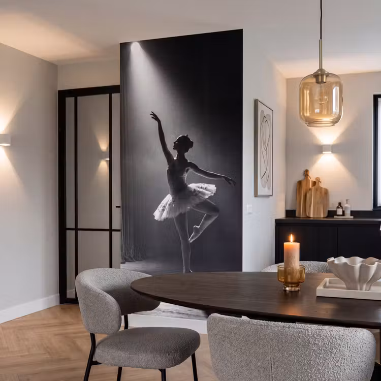 Danser - Podium - Zwart-wit - Kunst - Klassiek Behang Vlies klein -sfeer3