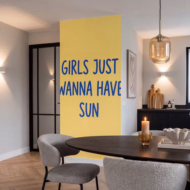 Tekst - Zon - Zomer - Modern - Geel Behang Vlies klein -sfeer3