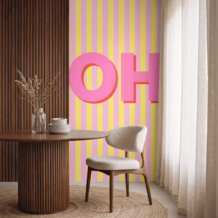 Tekst - Strepen - Roze Behang Vlies klein -sfeer1