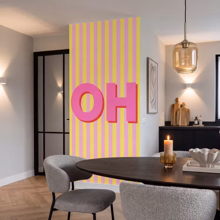 Tekst - Strepen - Roze Behang Vlies klein -sfeer3