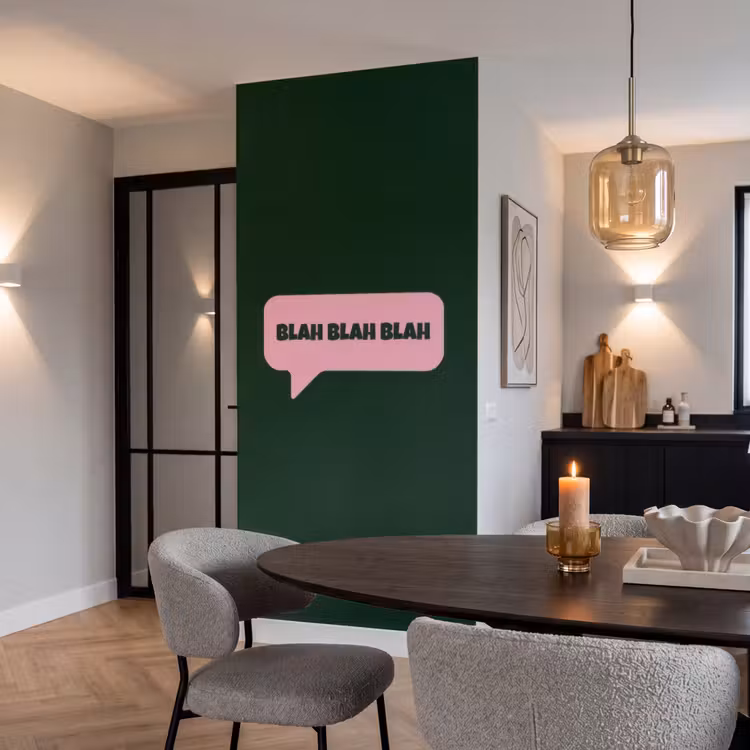 Tekstwolk - BLAH BLAH BLAH - Roze Behang Vlies klein -sfeer3