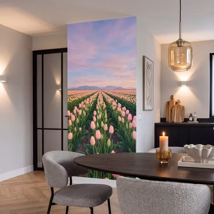 Tulpen - Landschap - Roze Behang Vlies klein -sfeer3