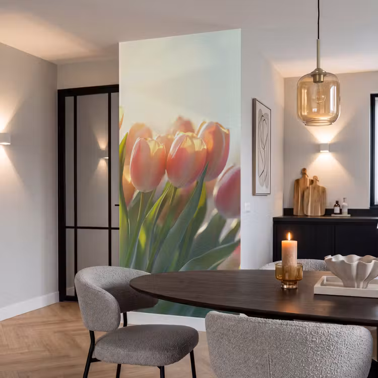 Tulpen - Roze - Zonnestralen Behang Vlies klein -sfeer3