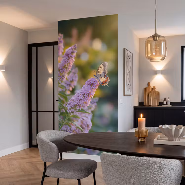 Sierlijke - Vlinder - Paarse - Bloemen Behang Vlies klein -sfeer3