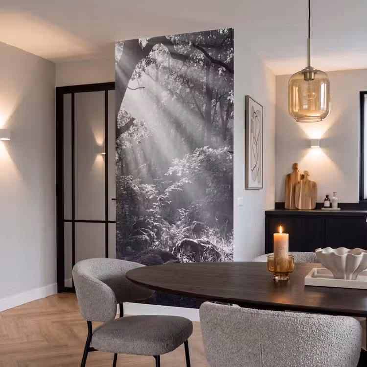 Bos - Lichtstralen - Natuur - Zwart-wit Behang Vlies klein -sfeer3