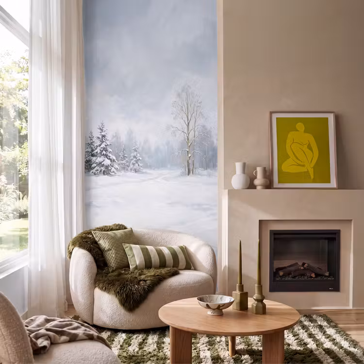 Bospad - Dennen - Sneeuw - Winter - Rustgevend Behang Vlies klein -sfeer2