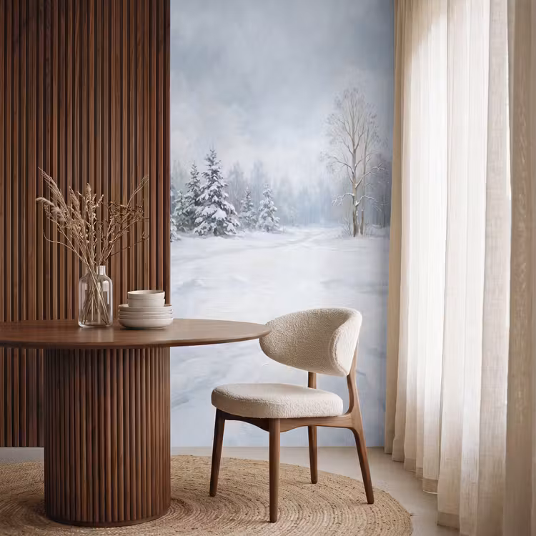 Bospad - Dennen - Sneeuw - Winter - Rustgevend Behang Vlies klein -sfeer1