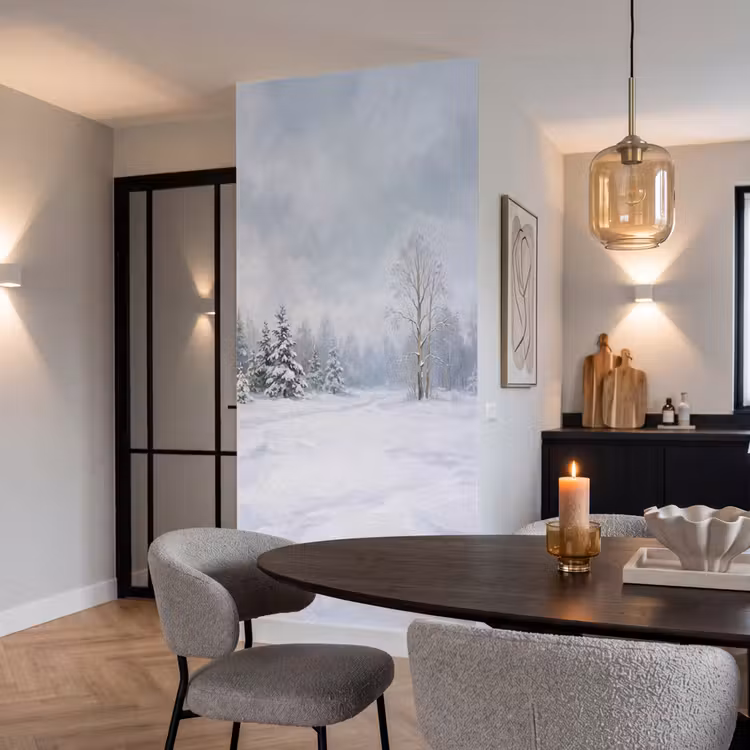 Bospad - Dennen - Sneeuw - Winter - Rustgevend Behang Vlies klein -sfeer3