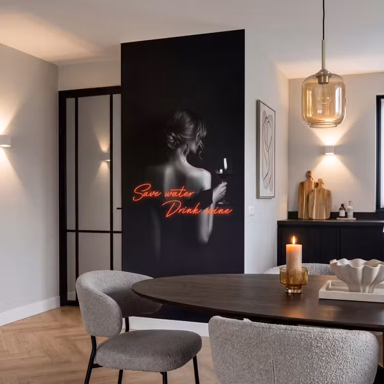 Wijn - Vrouw - Neon - Quote Behang Vlies klein -sfeer3