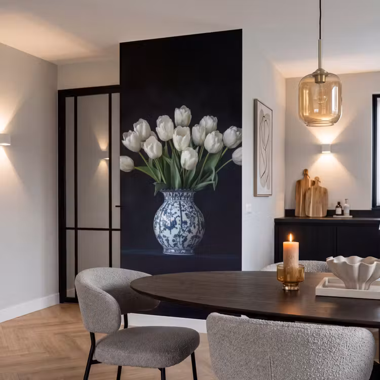 Wit - Bloemen - Tulpen - Vaas Behang Vlies klein -sfeer3