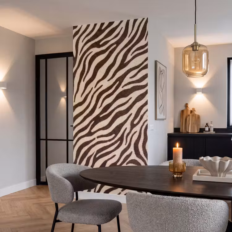 Zebra - Strepen - Bruin Behang Vlies klein -sfeer3