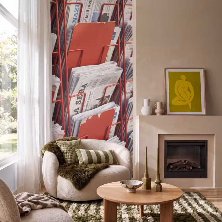Kranten - Rek - Stedelijk - Dagelijks leven - Rood Behang Vlies klein -sfeer2