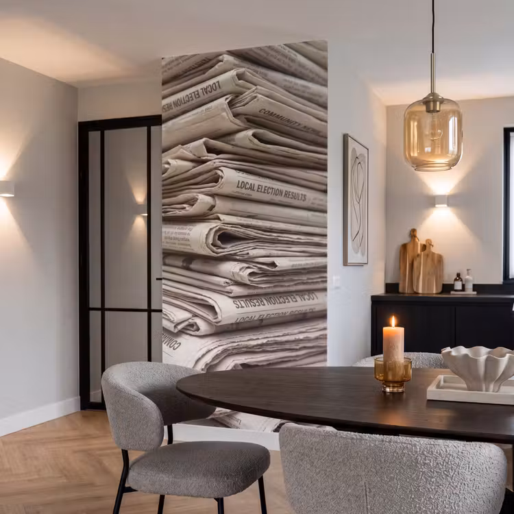 Kranten - Stapel - Nieuws - Vintage - Beige Behang Vlies klein -sfeer3