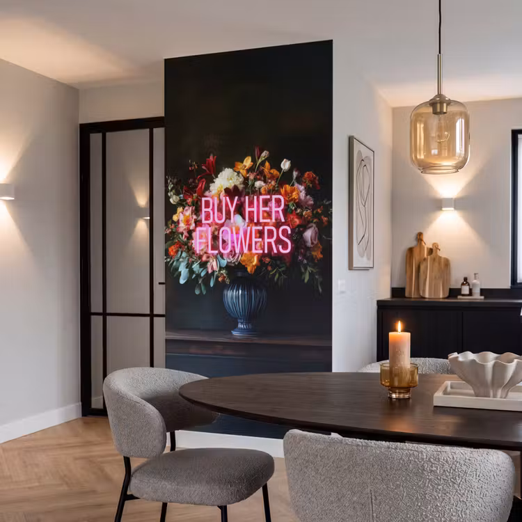 Quote - Bloemen - Vaas - Neon Behang Vlies klein -sfeer3