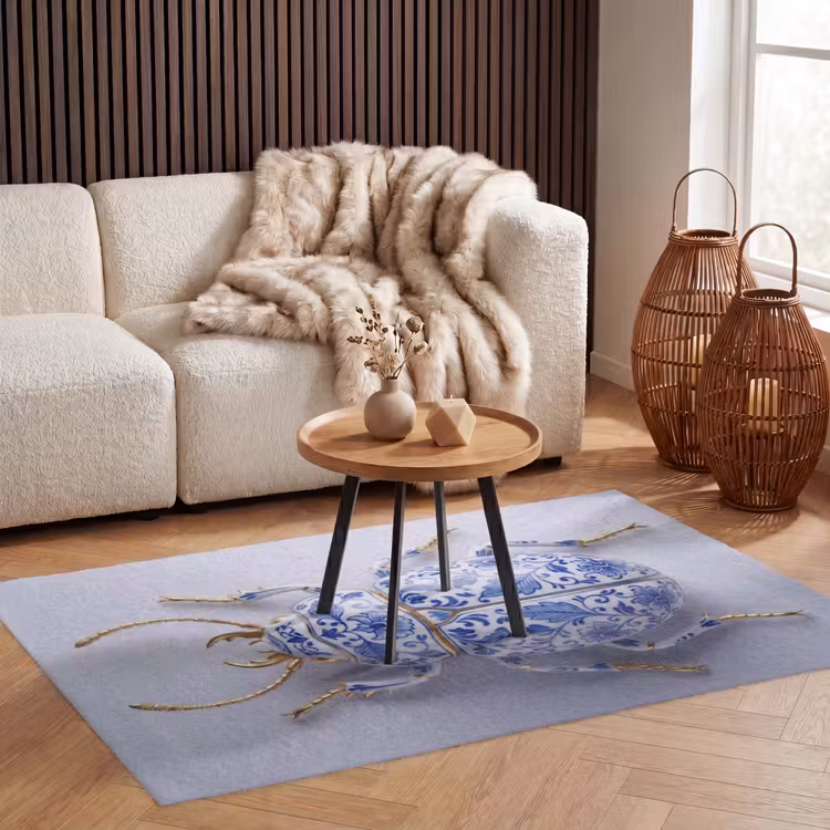 Kever - Delfts  - Blauw - Goud Vloerkleed Rechthoek klein -atmosphere_sfeer2_global