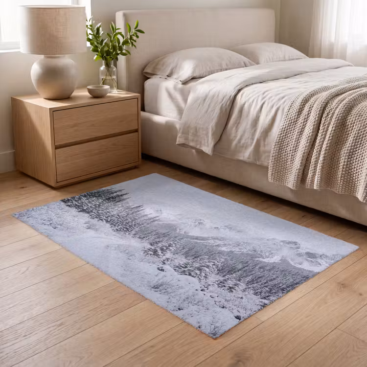 Weg - Bergen - Sneeuw - Naaldbos - Avontuurlijk Vloerkleed Rechthoek klein -atmosphere_sfeer3_global