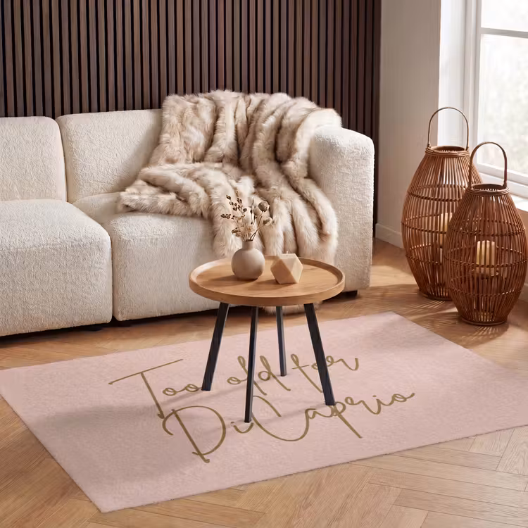 Too old for dicaprio - Roze - Groen Vloerkleed Rechthoek klein -atmosphere_sfeer2_global