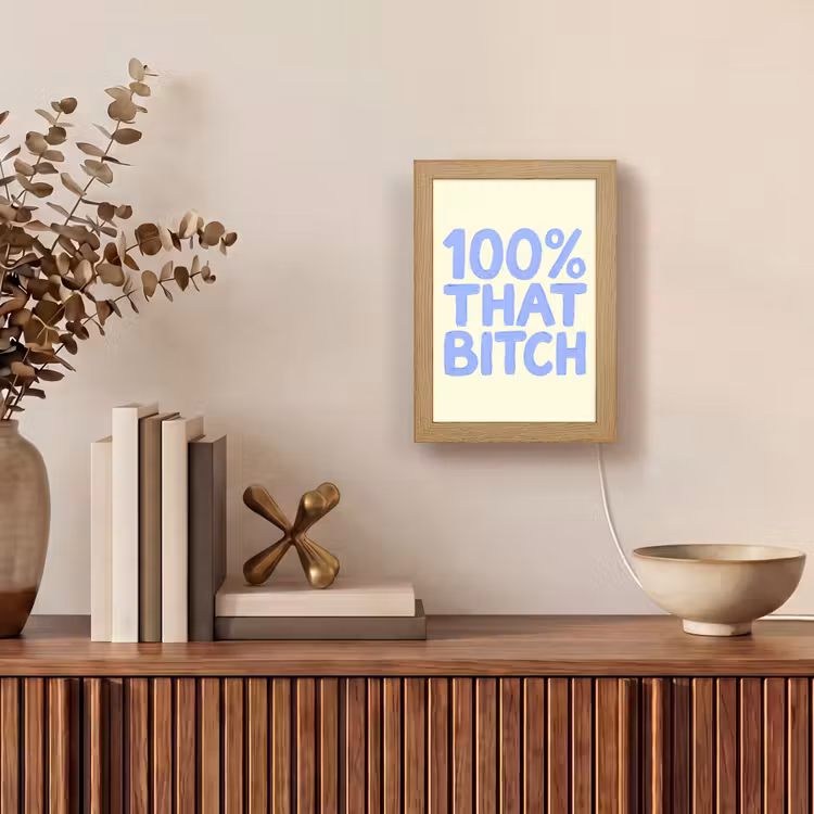100% that bitch - Blauw - Wit Light Box met kabel (Tafellamp) klein -sfeer2
