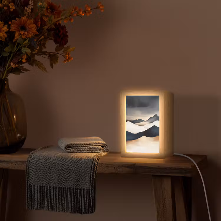 Bergen - Donkerblauw - Landschap Light Box met kabel (Tafellamp) klein -sfeer4