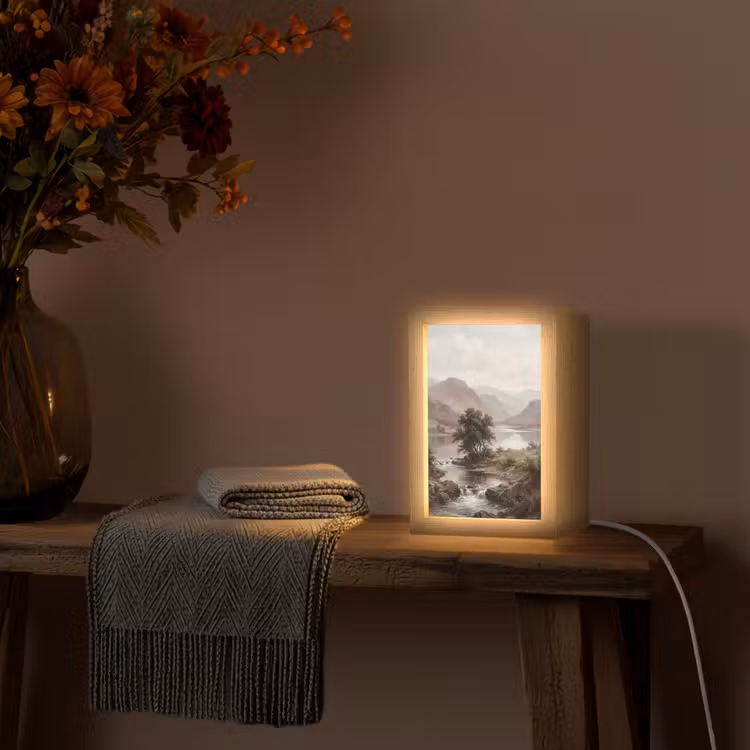 Berglandschap - Meer - Bergen - Vallei - Klassiek Light Box met kabel (Tafellamp) klein -sfeer4