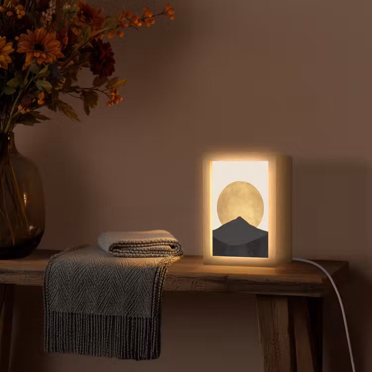 Bergsilhouetten - Gouden cirkel - Beige Light Box met kabel (Tafellamp) klein -sfeer4