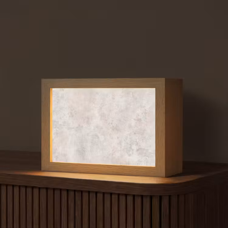 inductiebeschermer-hout-beton-2024-ferrari-945x3t907euw3ehj4-3-light-box-met-kabel-tafellamp-klein-z3d-website.jpg