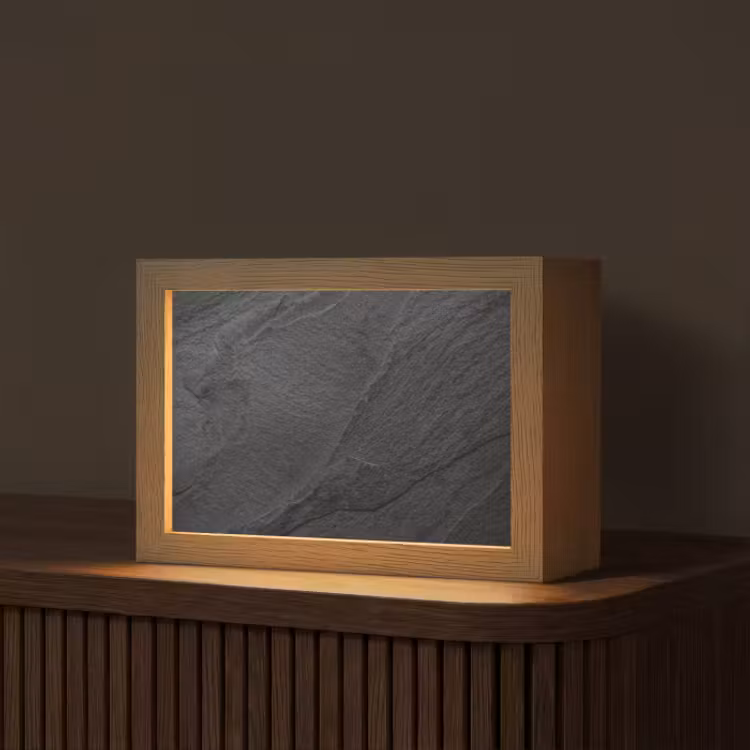 inductiebeschermer-hout-beton-2024-ferrari-kkb1xoqqnmkfko2w4-3-light-box-met-kabel-tafellamp-klein-z3d-website.jpg