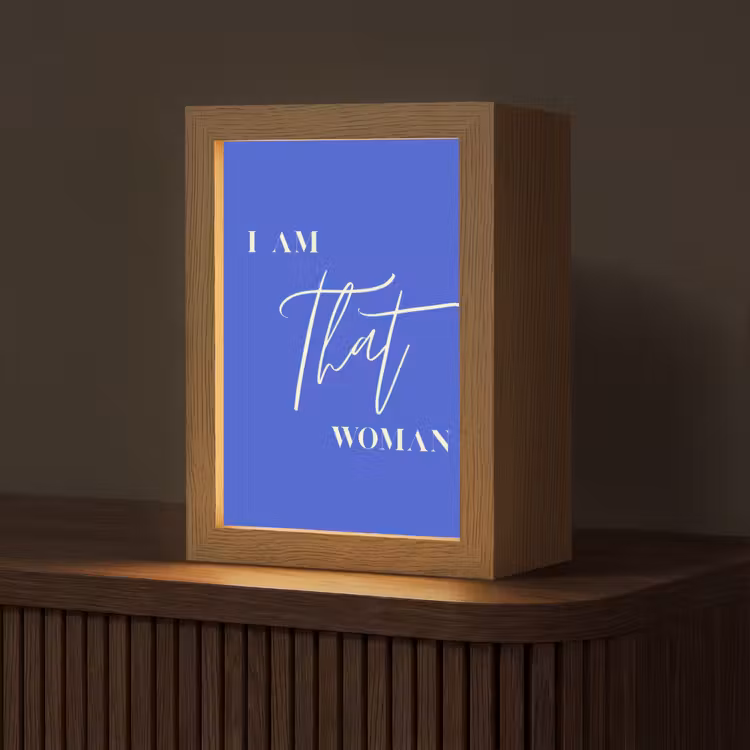 Blauw - I am that woman - Sierlijk - Minimalistisch Light Box met kabel (Tafellamp) klein -z3d_website