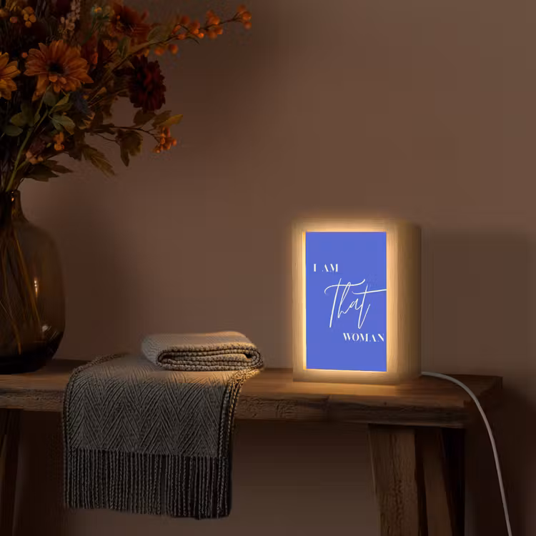 Blauw - I am that woman - Sierlijk - Minimalistisch Light Box met kabel (Tafellamp) klein -sfeer4