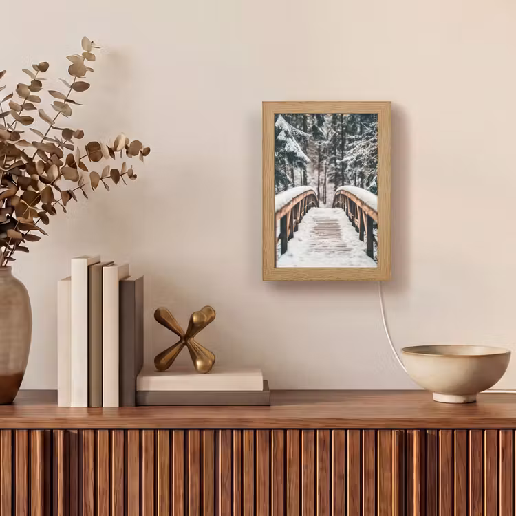 Brug - Winterlandschap - Bos - Natuur - Sneeuw Light Box met kabel (Tafellamp) klein -sfeer2