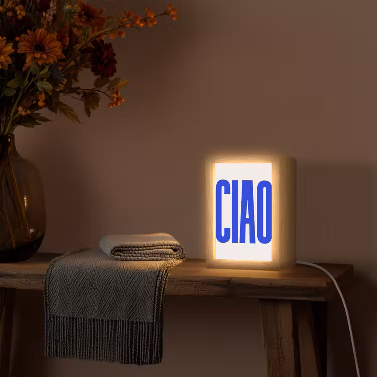 Ciao - Hoofdletters - Blauw - Minimalistisch Light Box met kabel (Tafellamp) klein -sfeer4
