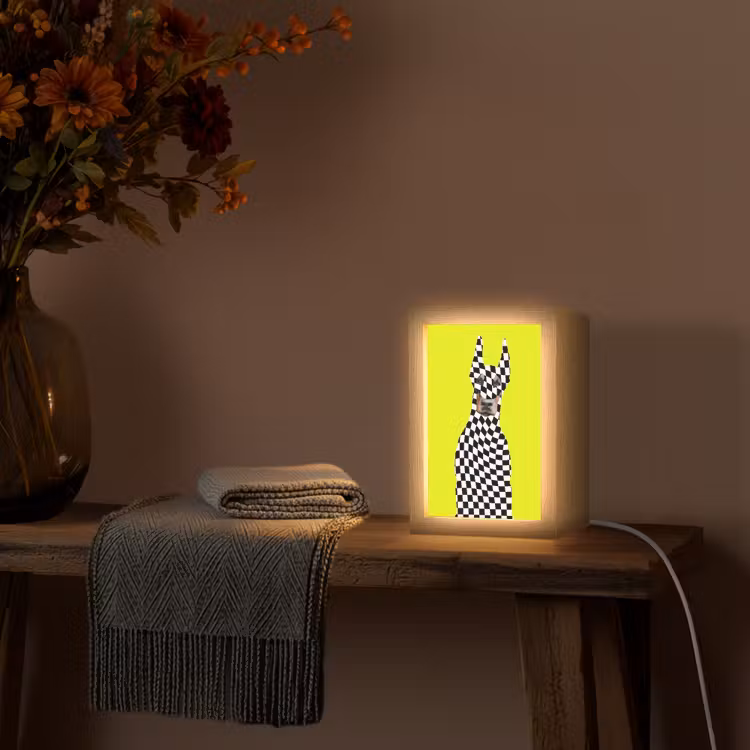 Dobermann - Geblokt - Geel Light Box met kabel (Tafellamp) klein -sfeer4