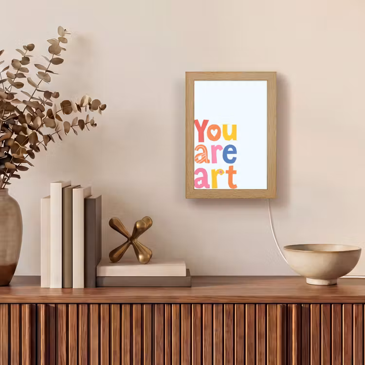 You are art - Kleurrijk - Grafisch Light Box met kabel (Tafellamp) klein -sfeer2