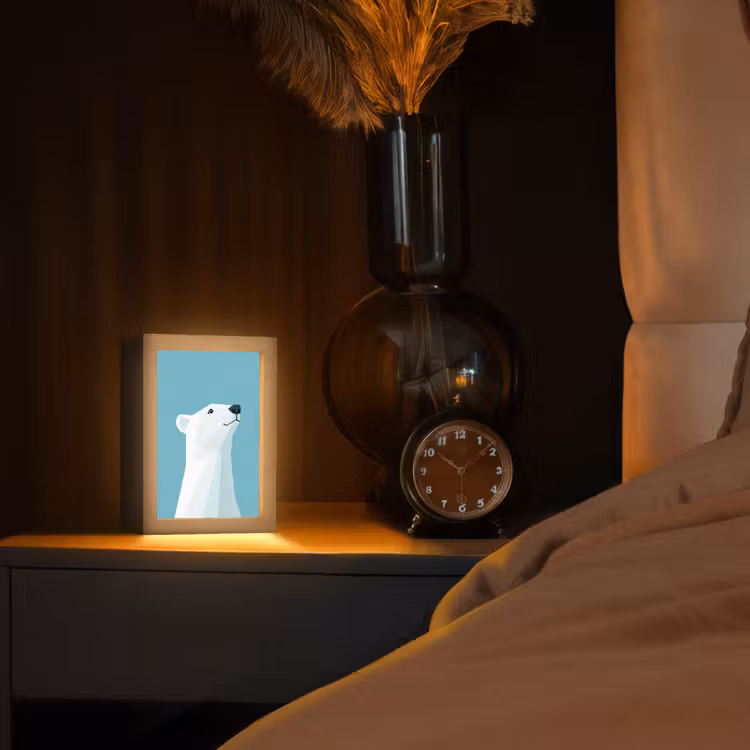 Ijsbeer - Lichtblauw - Minimalistisch Light Box met kabel (Tafellamp) klein -sfeer1