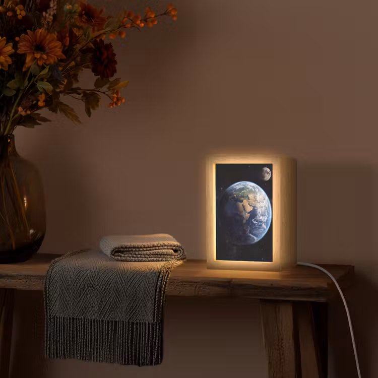 Aarde - Ruimte - Blauw - Groen Light Box met kabel (Tafellamp) klein -sfeer4