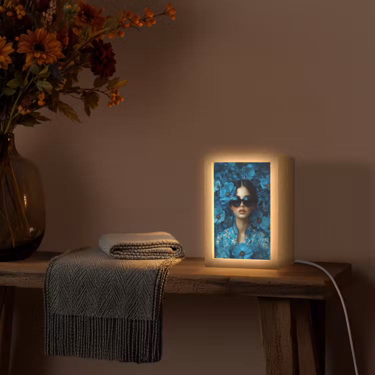 Vrouw - Bloemen - Blauw - Aesthetic - Luxe Light Box met kabel (Tafellamp) klein -sfeer4