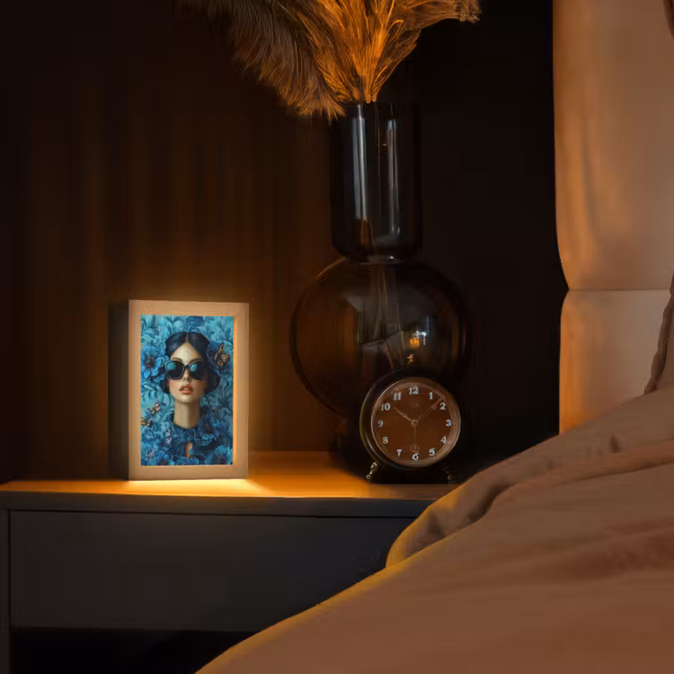 Vrouw - Bloemen - Vlinders - Blauw - Abstract Light Box met kabel (Tafellamp) klein -sfeer1