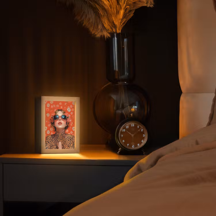 Vrouw - Kleurrijk - Dierenprint - Bloemen Light Box met kabel (Tafellamp) klein -sfeer1