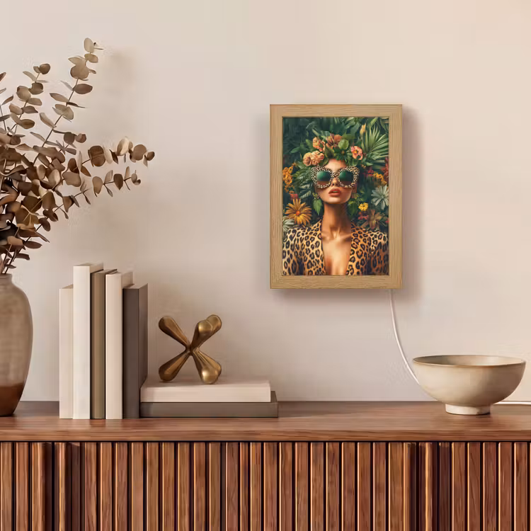 Vrouw - Panterprint - Jungle - Natuur - Luxe Light Box met kabel (Tafellamp) klein -sfeer2