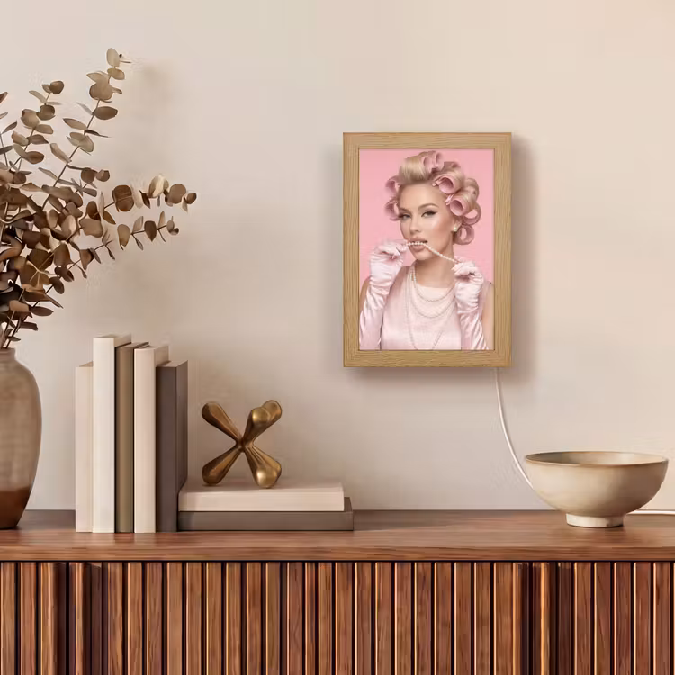Vrouw - Roze - Parelketting - Krulspelden Light Box met kabel (Tafellamp) klein -sfeer2